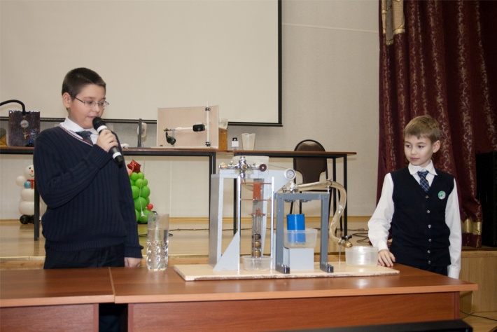 Зуев Андрей и Фурсов Владислав представляют жюри устройство  для автоматического полива огорода