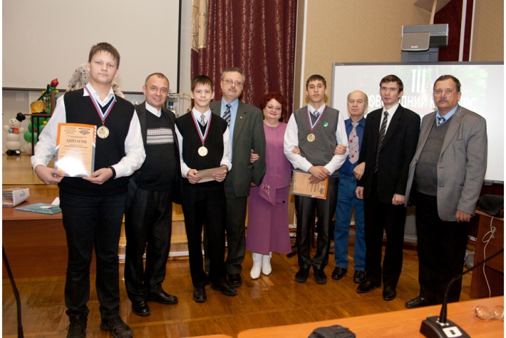 Победители конкурса с членами жюри и руководителями центра «Новатор»