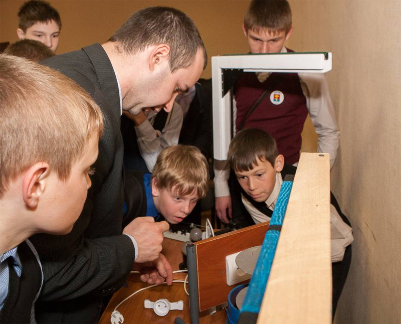 Волонтер центра Евгений Пиминов демонстрирует изобретение «Безопасная розетка»