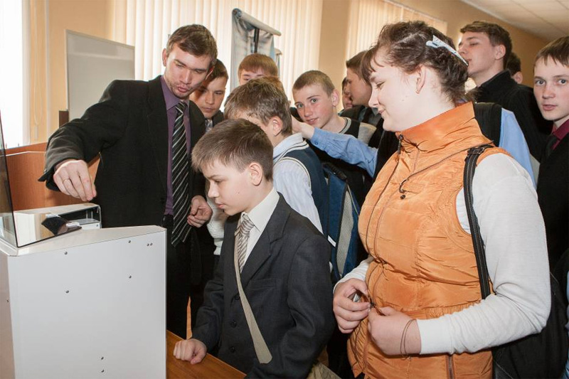 Руководитель центра Вячеслав Тигров демонстрирует работу 3D-принтера